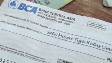 Cek senilai Rp 1 miliar.
