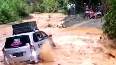 VIVA Otomotif: Toyota Avanza edisi lama menerjang banjir