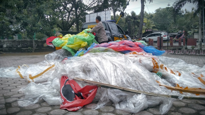 Balon udara disita polisi saat perayaan lebaran ketupat di Trenggalek, Jatim