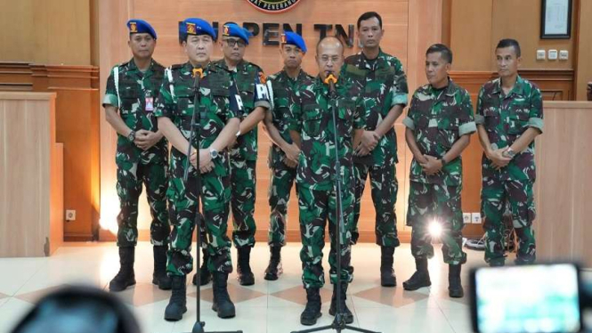 Kapuspen TNI Laksda TNI Julius Widjojono saat memberikan keterangan pers