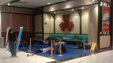 Pemudik tidur ngemper di pelabuhan Merak