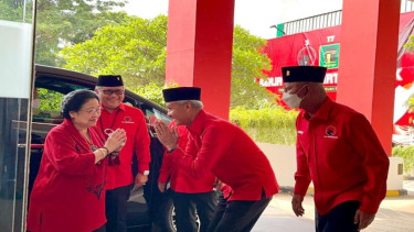 Ketua Umum PDIP Megawati Soekarnoputri disambut Ganjar di kantor DPP PDIP