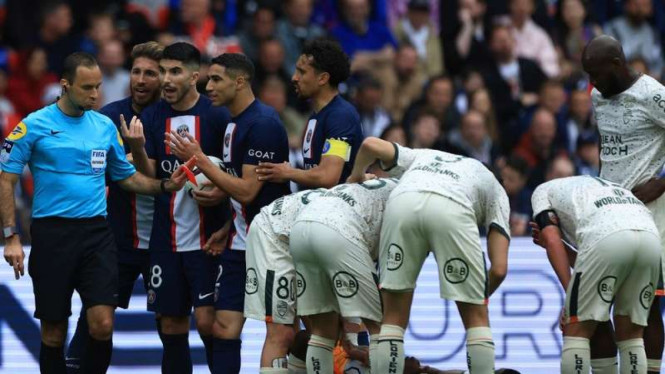 Pemain PSG, Achraf Hakimi menerima kartu merah
