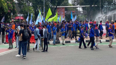 Para buruh mulai bergerak ke Istora Senayan dalam peringatan May Day.