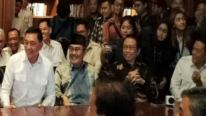 Jimly Asshiddiqie dan Marzuki Alie mendampingi Prabowo Subianto.