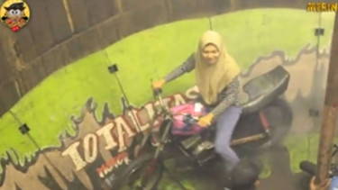 Viral! Wanita Ini Tetap Beratraksi di Permainan Tong Setan Meski Tengah Hamil