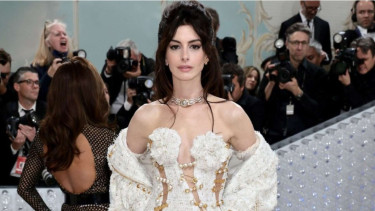 Anne Hathaway di Met Gala 2023