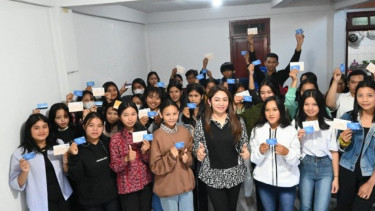 Anggota Komisi X DPR RI, Eva Stevany Rataba foto bersama penerima KIP