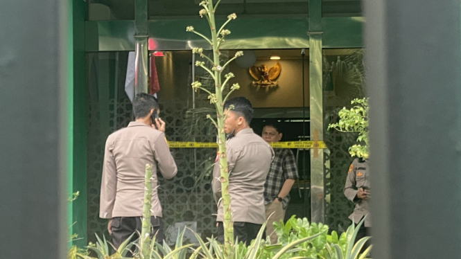 Polisi berjaga-jaga di kantor MUI usai peristiwa penembakan 
