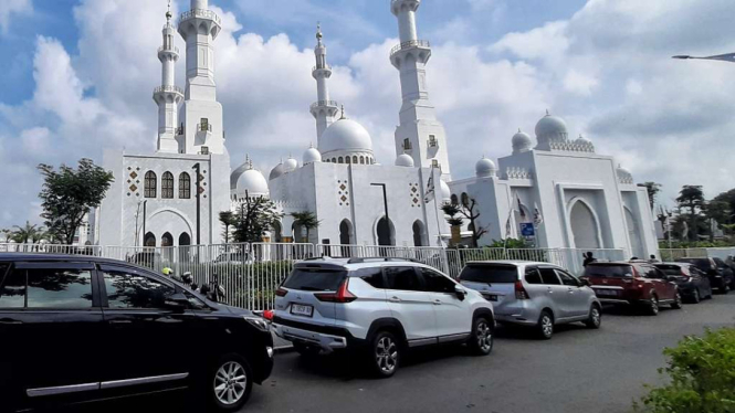 Sejumlah mobil diparkir di area parkir resmi di halaman Masjid Raya Sheikh Zayed, Solo, Jawa Tengah.