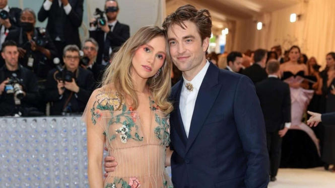 Robert Pattinson dan Suki Waterhouse