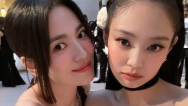 Pose Song Hye Kyo dan Jennie di Met Gala