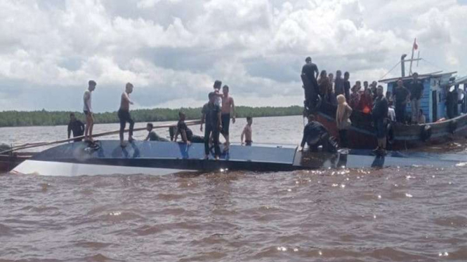 Speed boat Evelin Calisa 01 dalam kondisi terbalik