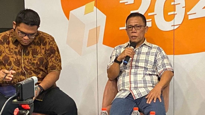 Politikus PDIP Masinton Pasaribu (kanan) dalam diskusi politik.