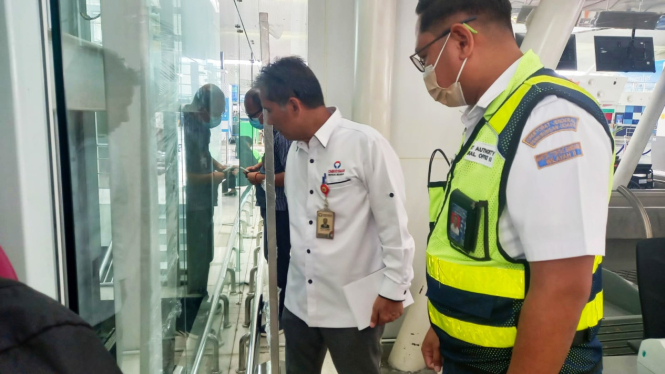 Kepala Ombudsman RI Perwakilan Sumut, Abyadi Siregar saat Sidak Bandara Kualanamu.
