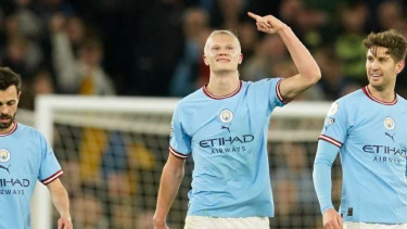 Pemain Manchester City Erling Haaland rayakan gol