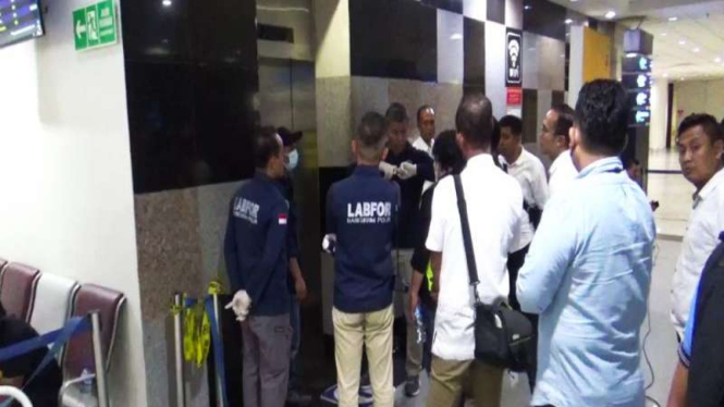 Tim Labfor Polda Sumut saat melakukan olah TKP di lift Bandara Kualanamu.