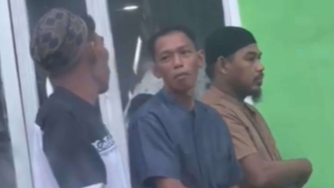 Viral Dua Pria Asyik Ngobrol Saat Salat
