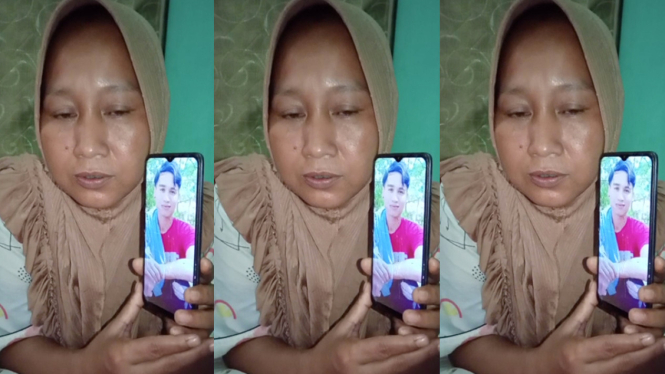 Dewi Murni Perlihatkan foto anaknya Usni Sabil korban TPPO di Myanmar asal Kabupaten Sijunjung, Sumatera Barat