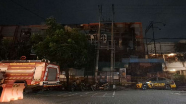 Sejumlah personel polisi dan warga di lokasi bekas kebakaran di Malang Plaza, Kota Malang, Jawa Timur, Kamis, 4 Mei 2023.