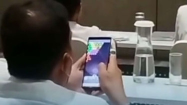 Viral! Salah Satu Pejabat Lampung Ini Malah Asyik Main Game Saat Rapat