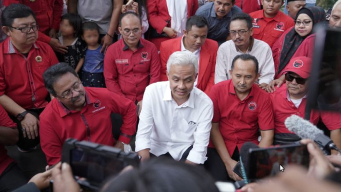 Bakal capres Ganjar Pranowo bersama sejumlah kader PDIP.