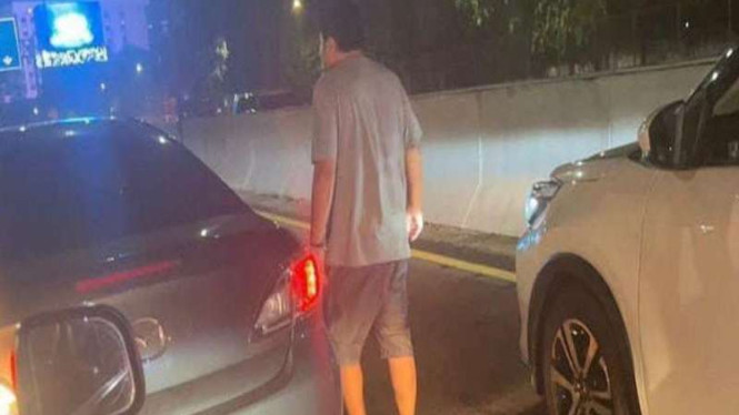 Seorang pengendara mobil berpelat dinas Polri mengamuk di dekat Tol Tomang.