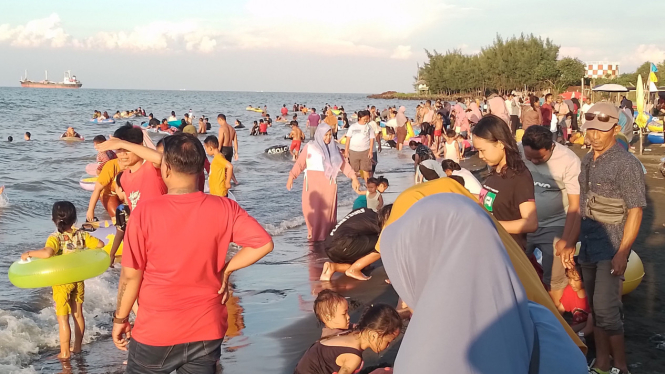 Wisatawan padati Pantai Ngebum Kendal pada masa libur Lebaran 2023