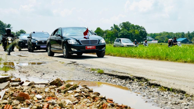 Presiden Jokowi tinjau jalan rusak di Lampung naik mobil Indonesia 1
