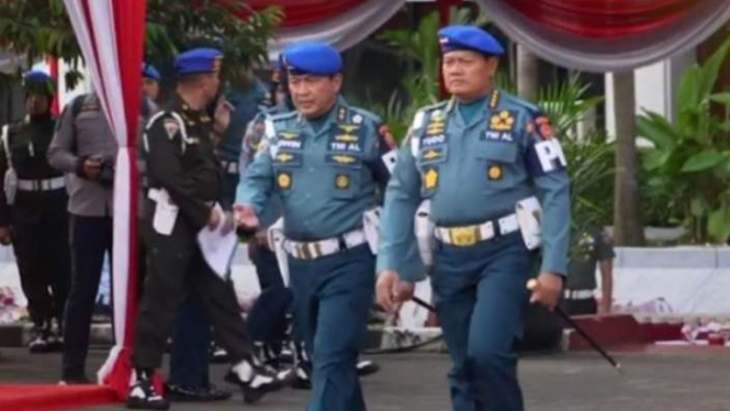 VIVA Militer: Laksda TNI Edwin ketika menjabat Danpuspom TNI bersama Panglima TNI Yudo Margono
