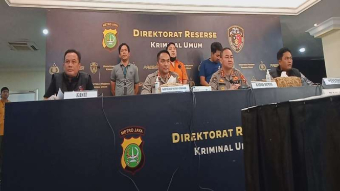 Pria yang viral memukul dan menodongkan pistol ke sopir taksi online ditangkap