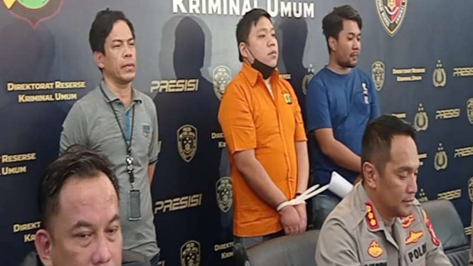Pria yang viral memukul dan menodongkan pistol ke sopir taksi online ditangkap