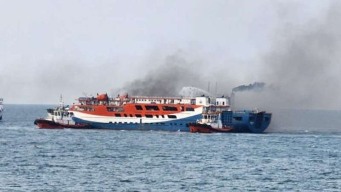 Kapal KMP Royce 1 yang terbakar di perairan Merak