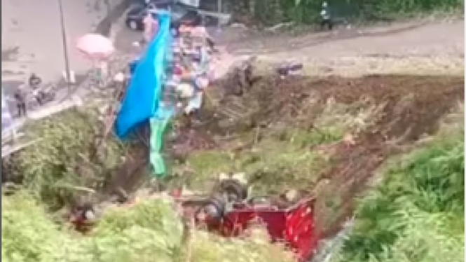 Bus terjun hingga terguling ke Sungai.