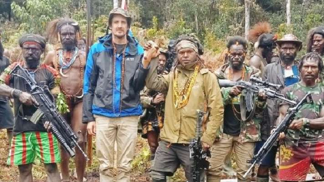 Pilot Susi Air Philip di tengah anggota kelompok kriminal bersenjata (KKB)  di Papua Pegunungan.