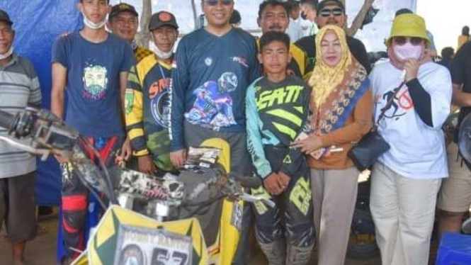 Gubernur NTB Zulkieflimansyah nobar grass track 2023 dengan warga