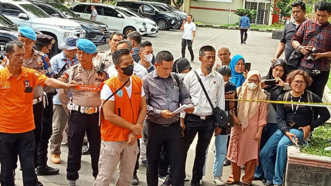 AKBP Achiruddin Hasibuan saat menjalani rekontruksi di Mako Polda Sumut.