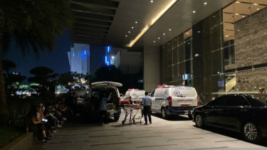Sejumlah orang keluar dari gedung Pakuwon Tower Casablanca usai kabar lift macet