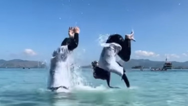 Aksi salto di air Ria Ricis