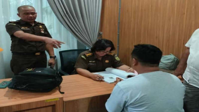  Oknum anggota DPRD Tanjungbalai Mukmin Mulyadi saat diserahkan ke Kejari Medan 