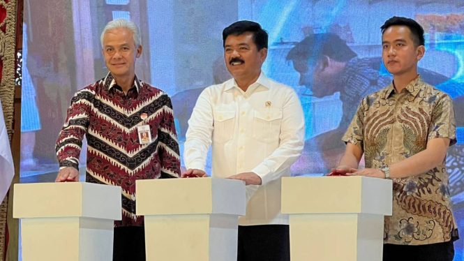 Gubernur Jateng Ganjar Pranowo, Menteri ATR/BPN Hadi Tjahjanto (tengah).