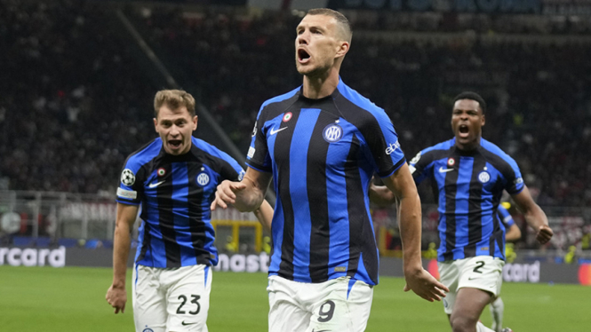 Selebrasi Edin Dzeko usai bobol gawang AC Milan