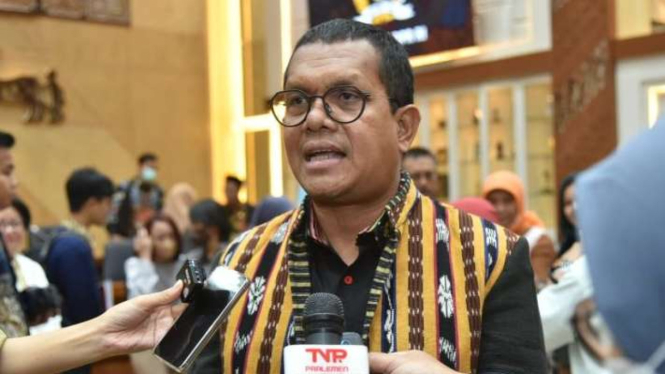 Wakil Ketua Komisi IX DPR RI Emanuel Melkiades Laka Lena memberikan keterangan pers usai Rapat Dengar Pendapat Umum (RDPU) dengan organisasi profesi kesehatan di kompleks Parlemen, Jakarta, Rabu, 10 Mei 2023.