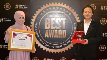 Pasangan muda suami istri Shela dan Ery menerima penghargaan konsumen terbanyak di marketplace untuk bisnis yang mereka rintis berupa produk minuman untuk kecantikan dengan merek Sheeby Beuty.