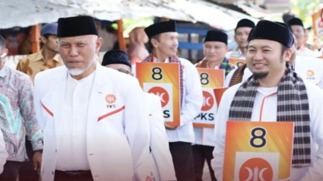 Ketua DPW PKS Sumbar Mahyeldi memimpin rombongan pendaftaran caleg PKS di Sumbar