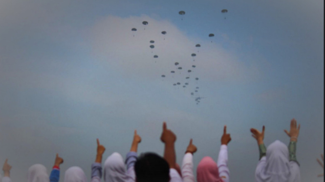 VIVA Militer: Pasukan Yonif Para Raider 501/Bajra Yudha terjun di Blitar.