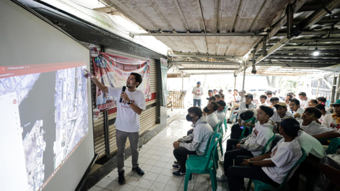 Sopir truk di DKI dilatih menggunakan perangkat GPS oleh kelompok relawan KST