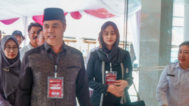 Aceng Fikri didampingi istri daftar sebagai bakal calon anggota DPD RI di KPU Jawa Barat 