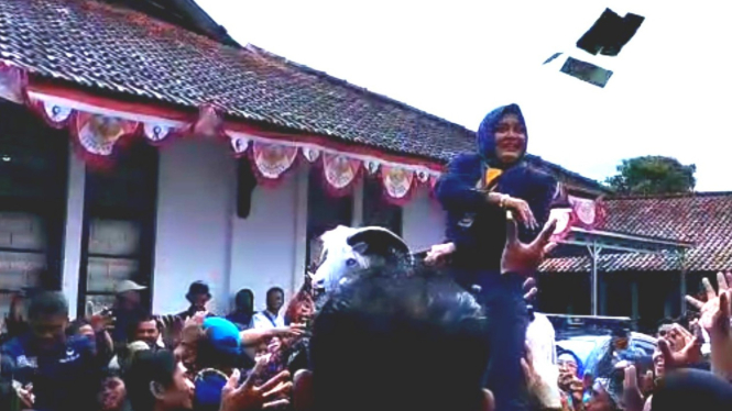 Ketua DPD Nasdem Garut, Diah Kurniasih Gunawan lakukan aksi sawer uang.