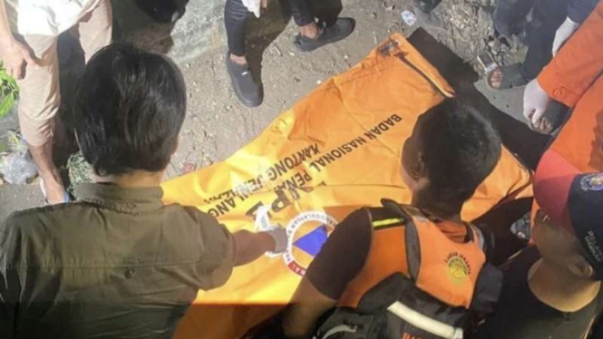 Jasad korban tenggelam di kali Cengkareng dievakuasi tim SAR